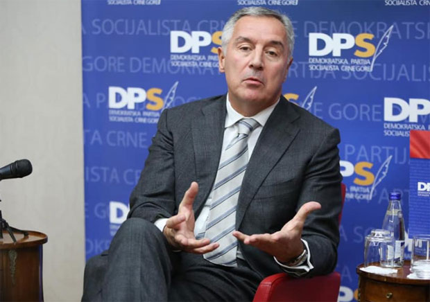 „Не желимо дати Црну Гору, је ли тако?“: Мило Ђукановић на Цетињу држао говор док је на хиљаде верника на улицама